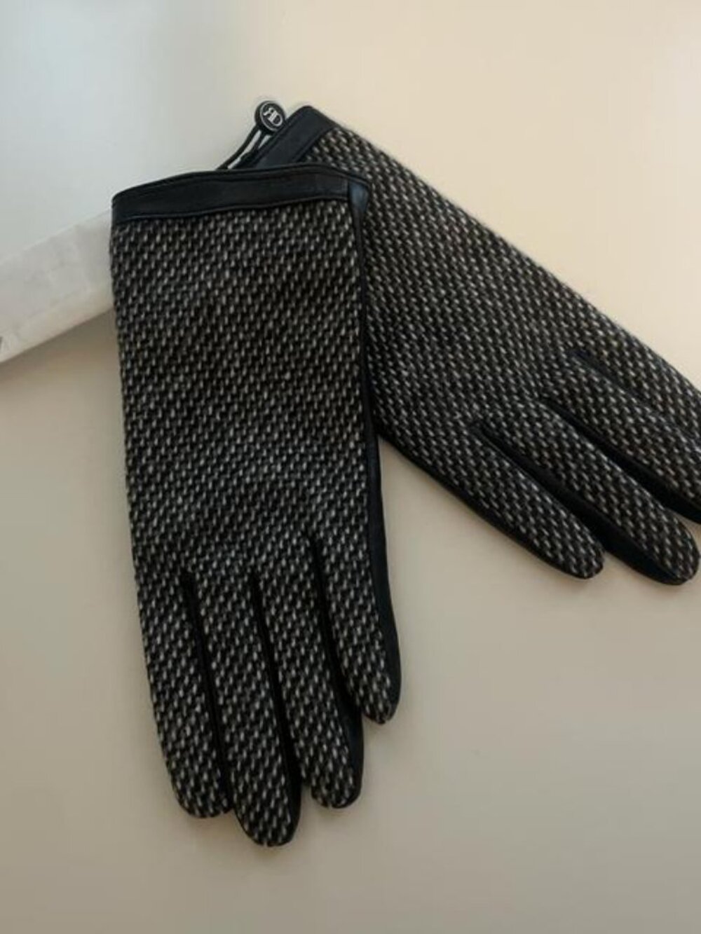 Grey wool blend gloves with leather trim